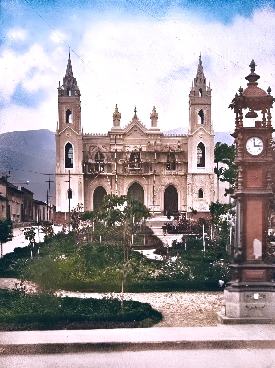 jjperdomob's tweet photo. 1 📷 de Salas. NATIONAL PANTHEON, CARACAS, 1897. 

2 📷 Panteón Nacional antes de la reforma realizada entre 1010/1911. La Plazoleta sin el jardín que últimamente se ha construido.

3 📷 PANTEÓN NACIONAL. Nueva fachada (En construcción). 1911.

4 📷 CARACAS • Il Pantheon. 1925. https://t.co/OLyV4YEHpq