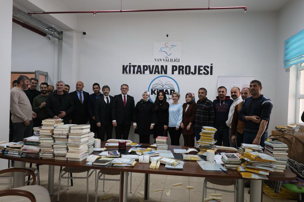 Bakan Yardımcımız Celile Eren Ökten ve Genel Müdürümüz Cengiz Mete, "Kitap Van Projesi" binasını ziyaret ederek çalışmalar hakkında bilgi aldılar. 
#HayatBoyuYanınızdayız

👉: meb.ai/UjsBV8G
<a href="/tcmeb/">Millî Eğitim Bakanlığı</a>
<a href="/Yusuf__Tekin/">Yusuf Tekin</a>
<a href="/CelileErenOKTEN/">Celile Eren ÖKTEN</a>
<a href="/cengizmete/">Cengiz Mete</a>