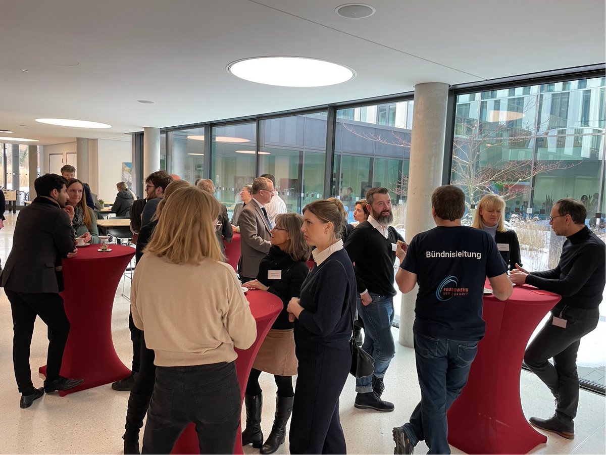 BerlinPartner's tweet photo. Das regionale Transfersystem aus #Berlin &amp; #Brandenburg trifft sich heute zum alljährlichen Austausch „#Transfer im Gespräch“, diesmal im verschneiten #Potsdam.
Neben der Transferstrategie geht es um den Leuchtturmwettbewerb "Startup Factories", die WIR!-Initiativen &amp; #Networking https://t.co/NZT5UFoTZr