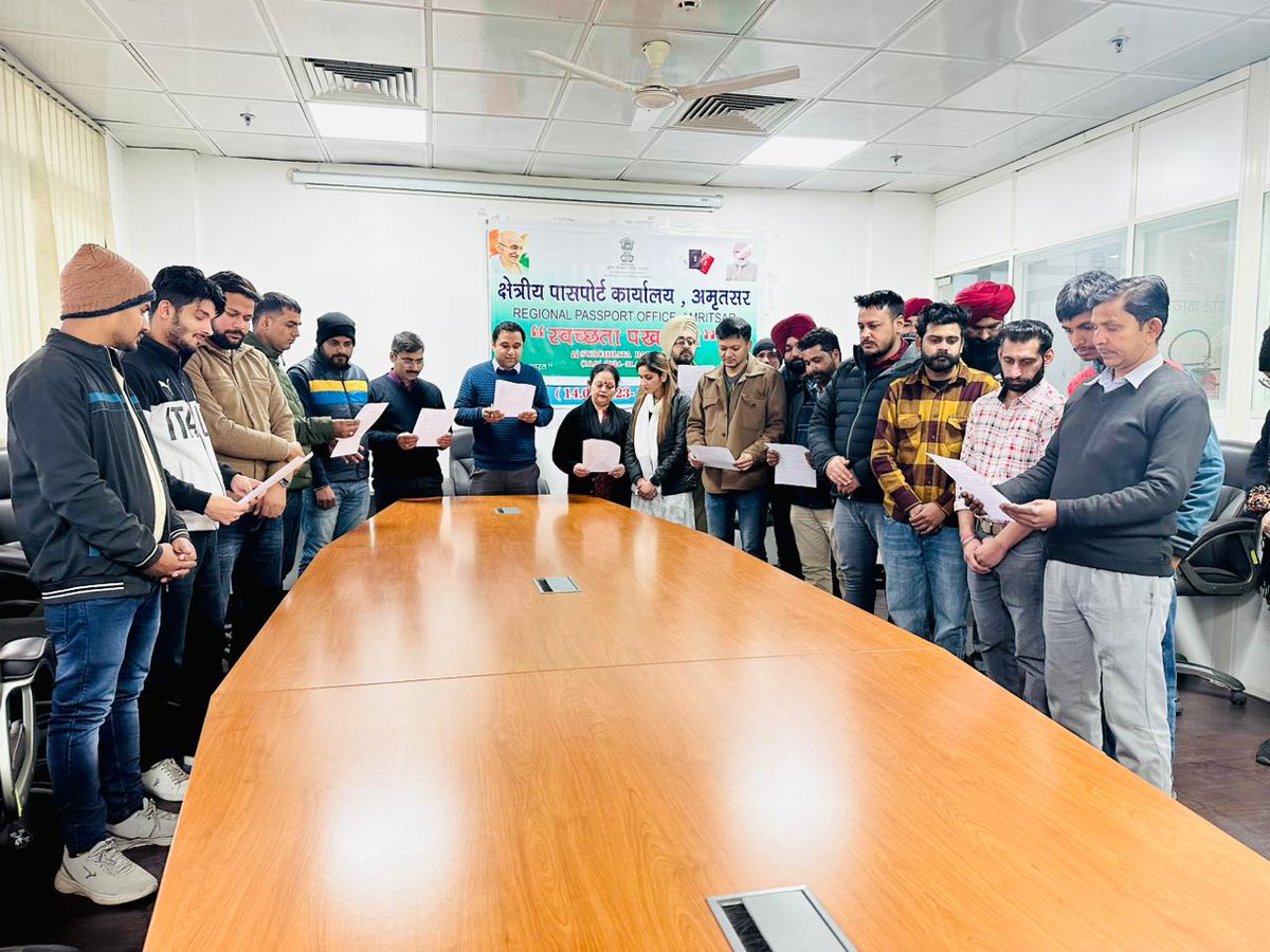 Re-affirming the commitment to keep India clean, officials of @rpoamritsar took #SwachhataPledge to mark the ongoing #SwachhataPakhwada. @swachhbharat @SwachhBharatGov @MEAIndia #SwachhBharatMission
