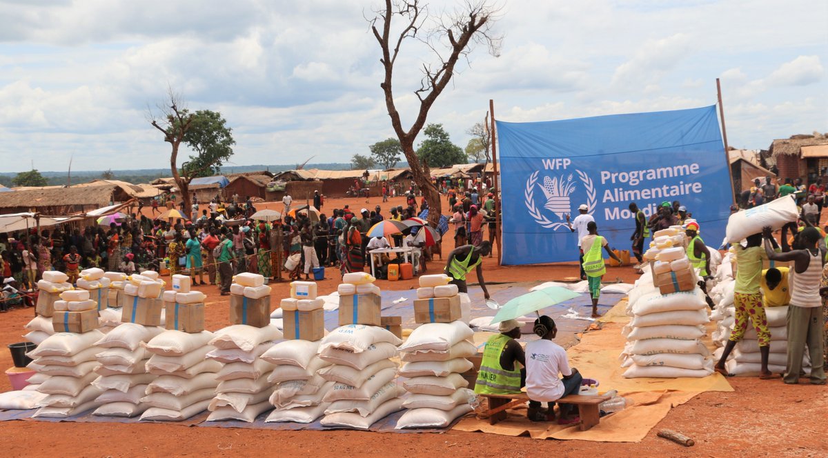 @WFP in the north of 🇨🇫 has provided #FoodAssistance full 30-day ration to 3,783 vulnerable people in village Nzakoundou victim of an attack that caused 24 deaths a dozen injuries & burning of 979 public & private buildings including homes & Food stocks #SavingLives #ZeroHunger