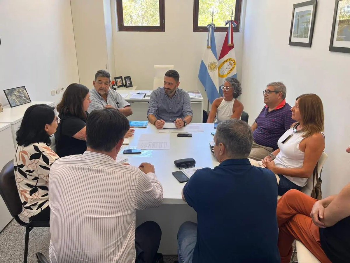rosanabellatti's tweet photo. Productiva reunión con el Ministro de Medio Ambiente @EnriqueeEstevez y el equipo de la comuna de #Wheelwright.
✅Abordamos proyectos para la localidad en un marco regional de cooperación, destacando la gestión de residuos, la separación en origen y el impulso del arbolado♻️🌳 https://t.co/kKeL3x99Lw