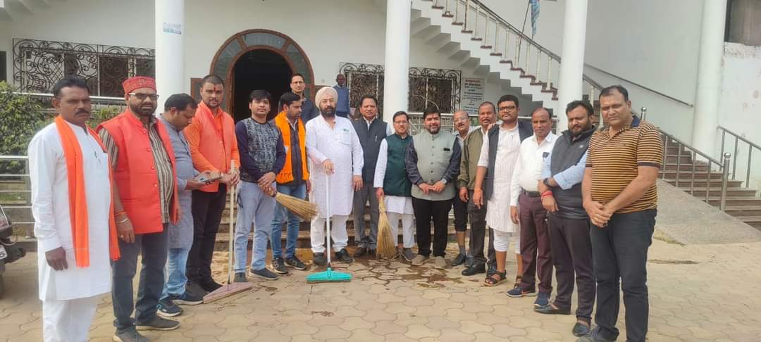 आज तारीख 17/1/ 2024 को <a href="/SaktiDistrict/">Sakti</a> के महत्वपूर्ण बैठक में शामिल हुआ,जिसमें पार्टी के आगामी कार्यक्रम <a href="/NamoApp/">NarendraModi App</a>, श्रीरामलला दर्शन एवं लोकसभा चुनाव के मद्देनजर विस्तृत चर्चा की गई। <a href="/BJP4CGState/">BJP Chhattisgarh</a> <a href="/ArunSao3/">Arun Sao</a> @OmMathur_bjp <a href="/PawanSaiBJP/">Pawan Kumar Sai</a> <a href="/mansukhmandviya/">Dr Mansukh Mandaviya</a> <a href="/vishnudsai/">Vishnu Deo Sai</a> <a href="/OPChoudhary_Ind/">OP Choudhary</a>