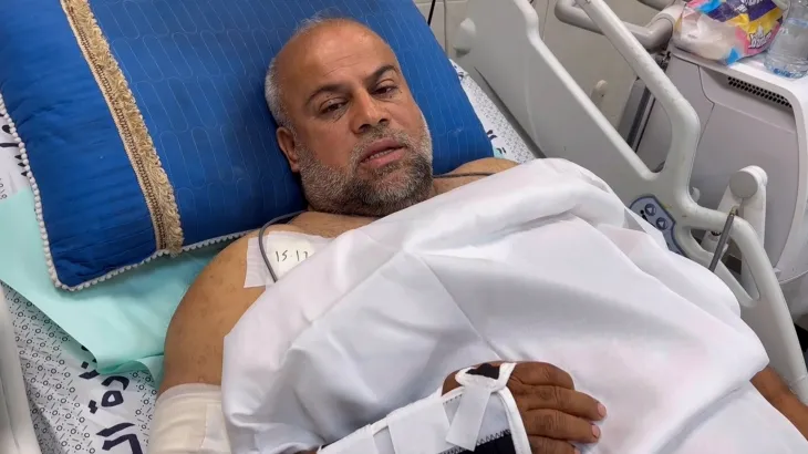 Muatsim's tweet photo. كان الله في عون وائل الدحدوح خارج غزة الآن، حين يرى الناس تسرح وتمرح وتضحك وأكبر همومها نتيجة مباريات كأس آسيا، حين ينام دون قصف وما بقي من عائلته رازحين تحت لهيب النار الآن.

حين يكتشف عالمًا منفصلًا عن غزة ويضحك ويأكل ما لذّ وطاب، ويسكن في منازل دون خيمة، والكهرباء متوفرة 24 ساعة.

أبو حمزة الآن يعيش صراعًا نفسيًا قاتلًا سيُبكيه حين يُغلق باب الغرفة عليْه.

لا لوْم ولا عتاب على من هم خارج غزة ويعيش حياة طبيعية، الوضع في غزة هو الخاطئ، وذلك حتى لا يُفهم أن الانفصال عن غزة عتبًا ولومًا على الناس.