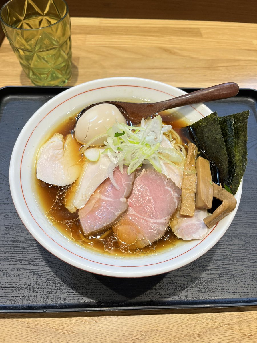 chan_m8's tweet photo. 今日は👺👺👺さんにて！
特別営業の麺屋謝（いやび）さんのラーメンをいただきました〜🍜
鶏清湯を醤油で♪主人は塩♪♪
一口目、スープを口に含んだ瞬間鶏の旨みがブワッときて感動レベルで美味しかったです♬
ひたすら美味しいと言いながらwまた食べに行こう！がなかなか出来ないのが残念🥺 https://t.co/ZIg4yboTEl
