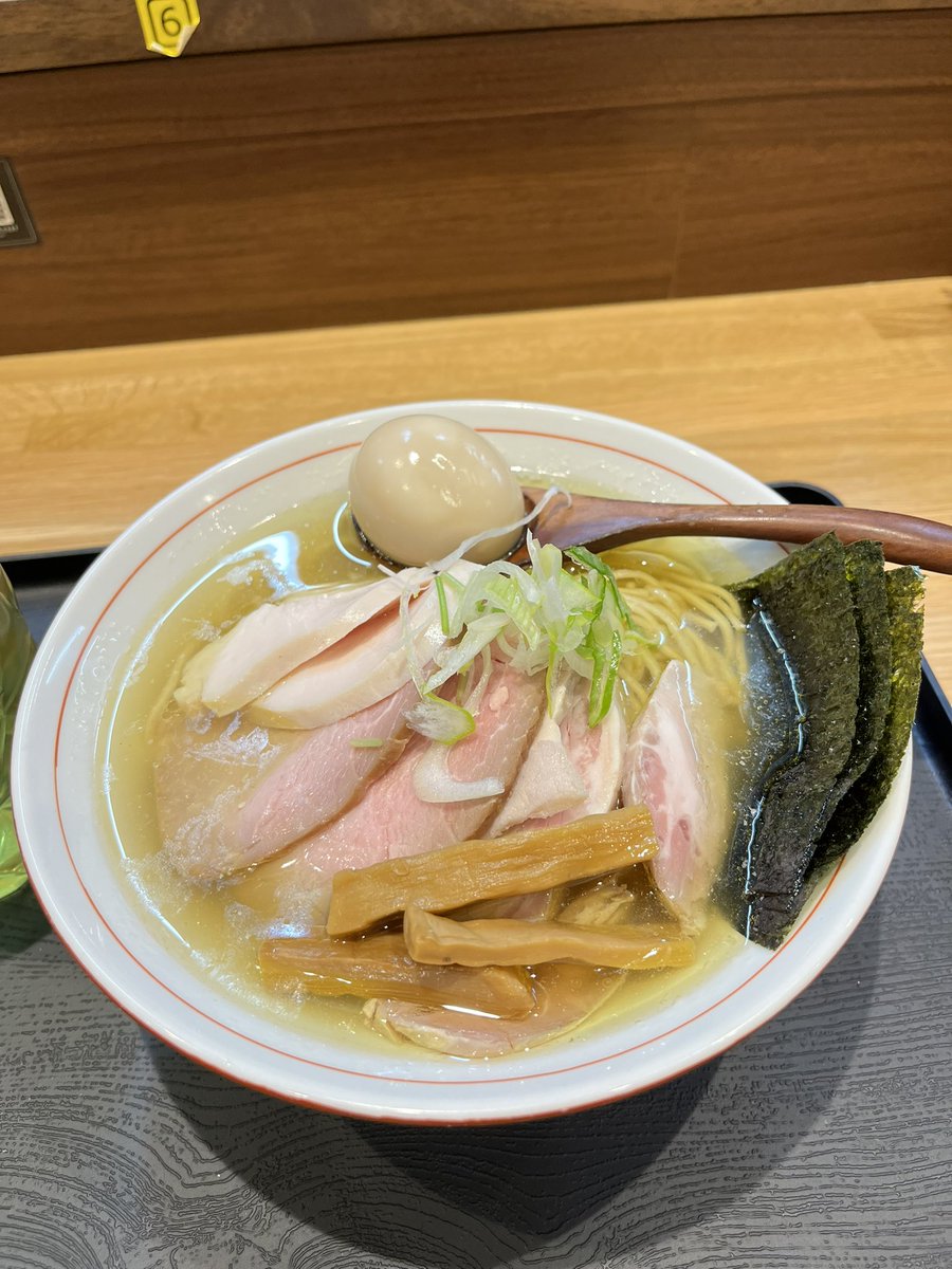 chan_m8's tweet photo. 今日は👺👺👺さんにて！
特別営業の麺屋謝（いやび）さんのラーメンをいただきました〜🍜
鶏清湯を醤油で♪主人は塩♪♪
一口目、スープを口に含んだ瞬間鶏の旨みがブワッときて感動レベルで美味しかったです♬
ひたすら美味しいと言いながらwまた食べに行こう！がなかなか出来ないのが残念🥺 https://t.co/ZIg4yboTEl