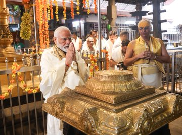 sandeshwahakweb's tweet photo. #Kerala : प्रधानमंत्री नरेंद्र मोदी ने त्रिप्रयार श्री रामास्वामी मंदिर में की पूजा-अर्चना, मलयालम में सुने श्री अध्यात्म रामायण के श्लोक और अन्य भजन, सामने आईं तस्वीरें
#PMModiinKerala #Triprayar #PMModi #NarendraModi #RamaswamyTemple #Ramaswamy | @PMOIndia @BJP4India https://t.co/3c46Kj3QVN