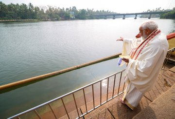 sandeshwahakweb's tweet photo. #Kerala : प्रधानमंत्री नरेंद्र मोदी ने त्रिप्रयार श्री रामास्वामी मंदिर में की पूजा-अर्चना, मलयालम में सुने श्री अध्यात्म रामायण के श्लोक और अन्य भजन, सामने आईं तस्वीरें
#PMModiinKerala #Triprayar #PMModi #NarendraModi #RamaswamyTemple #Ramaswamy | @PMOIndia @BJP4India https://t.co/3c46Kj3QVN