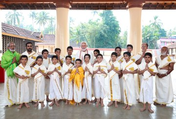 sandeshwahakweb's tweet photo. #Kerala : प्रधानमंत्री नरेंद्र मोदी ने त्रिप्रयार श्री रामास्वामी मंदिर में की पूजा-अर्चना, मलयालम में सुने श्री अध्यात्म रामायण के श्लोक और अन्य भजन, सामने आईं तस्वीरें
#PMModiinKerala #Triprayar #PMModi #NarendraModi #RamaswamyTemple #Ramaswamy | @PMOIndia @BJP4India https://t.co/3c46Kj3QVN