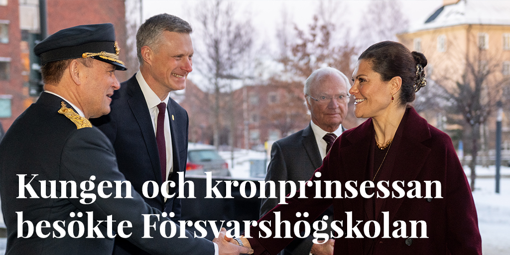 Forsvarshogsk's tweet image. Krigsspel och rundabordssamtal stod på agendan när högskoleledningen tillsammans med forskare, experter och officerare tog emot kungen och kronprinsessan vid deras besök vid Försvarshögskolan den 16 januari.
Läs mer: fhs.se/arkiv/nyhetsar…