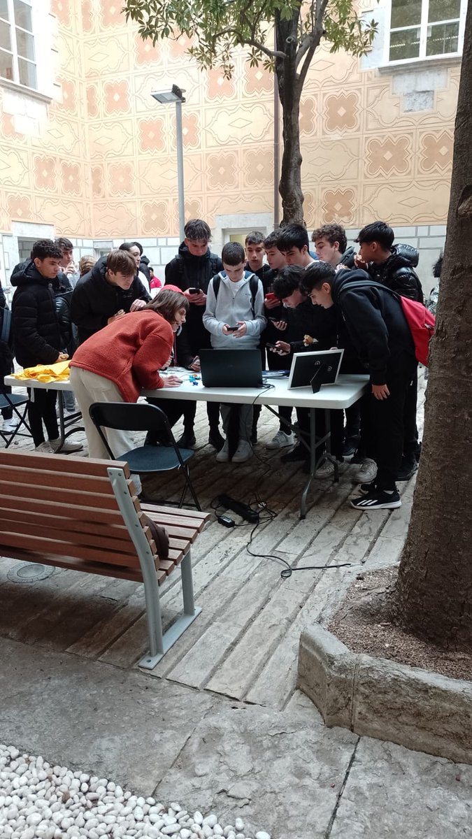 SIGTE_UdG's tweet photo. Avui hem participat al #CicleDonaTIC organitzat per @cambragirona @colabscatalunya @gencat @i2CAT per encoratjar als joves a introduir-se al sector tecnològic.
A través del projecte #edusat els alumnes han conegut el potencial que tenen les imatges de satèl·lit de @CopernicusEU https://t.co/2ChPZlhg03
