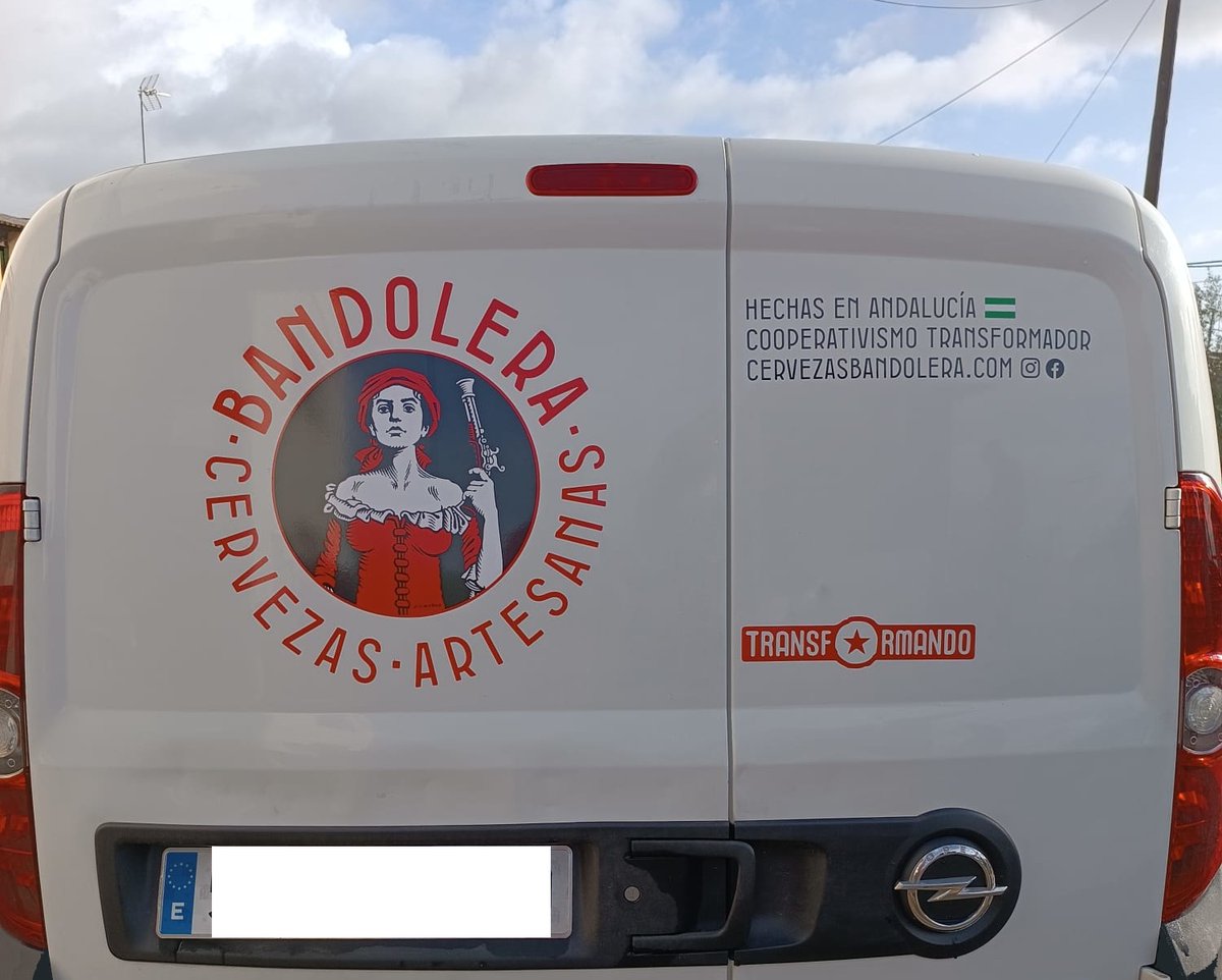 🍻 ¡Repartiendo cerveza en cada esquina! 🚚✨ ¡Echa un vistazo a nuestra flamante furgoneta de reparto con su nueva rotulación! 🎉 Desde ahora, ¡nos verás llegar con estilo para llevarte tus Cervezas Bandolera favoritas! 🚀🍺