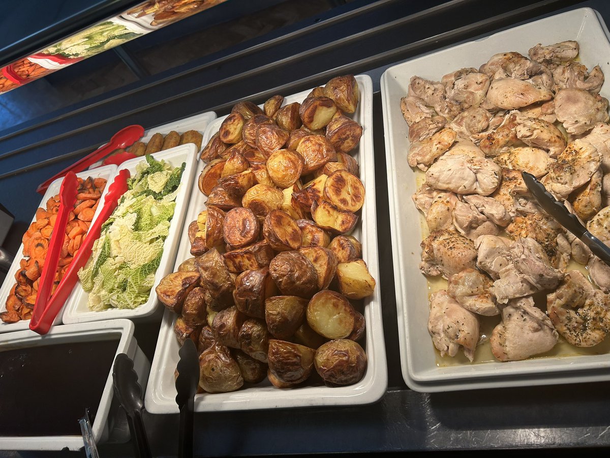 Roast dinner on a cold winters day 🥶❄️<a href="/PriorySch/">The Priory School</a> @OCSUK_IRE @Academy_Food_UK
