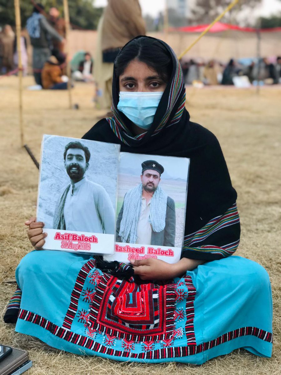 sairabaluch_'s tweet photo. ریاست کی سنجیدگی دیکھیں کہ میں گزشتہ1 ماہ 16دنوں سےاسلام آباد پریس کلب کے سامنے بیٹھی اپنے بھائیوں کی بازیابی کامطالبہ کررہی ہوں اور میرےنام پرخضدارمیں ایف آئی آر پرFIR درج کیےجارہےہیں ہمیں چوک پربھی لٹکادو تب بھی بھائیوں کی بازیابی کے مطالبے سے دستبردار نہیں ہونگے
@HamidMirPAK https://t.co/4oTXOwVpcM