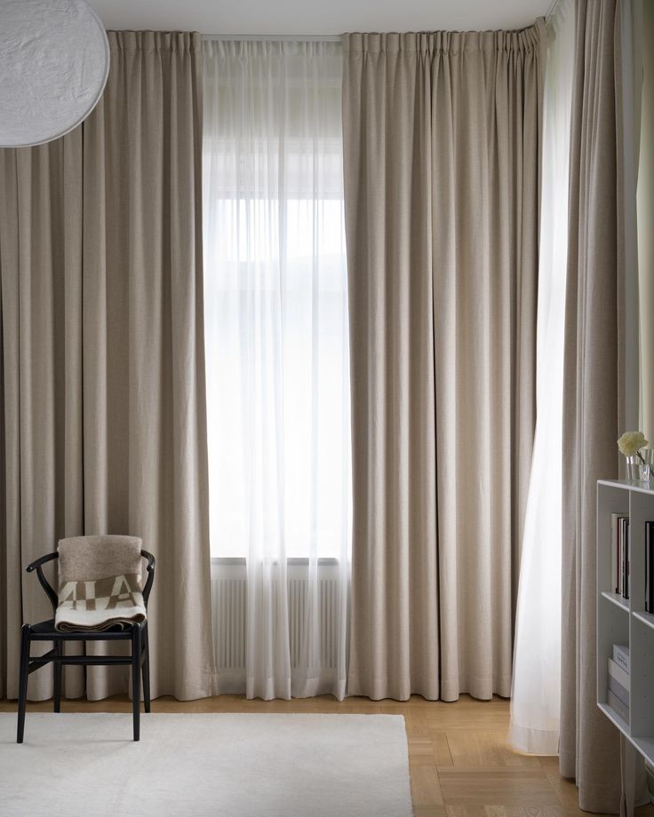 Design Hack: Hanging curtains higher than the window frame can create an illusion of taller ceilings, making the room feel more spacious. Try it and see the difference! #DesignTricks #InteriorMagic 🏡✨