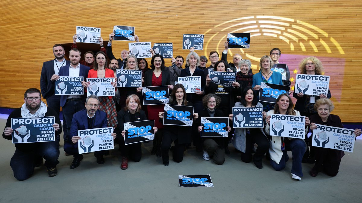 saskiabricmont's tweet photo. Mobilisation pr alerter sur la pollution aux billes de #plastique en Galice avant un vote au Parlement européen #MareaPellets. Les responsables de ces écocides doivent répondre de leurs actes et réparer les préjudices, tel que le prévoit Directive sur la criminalité envi! https://t.co/YNv2AnBAgP