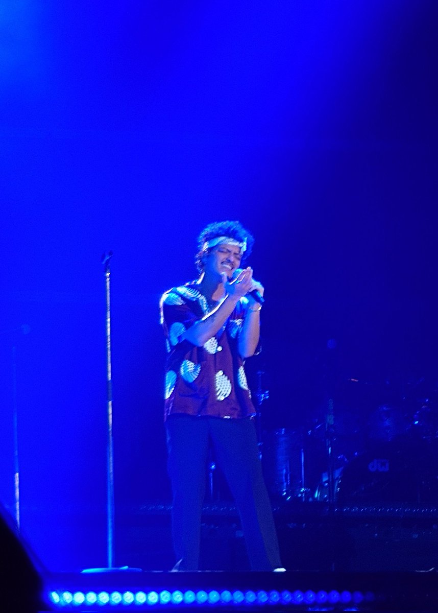 ewffunk's tweet photo. 苦節(?)10年。昨日、ついに間近でBruno Marsを観た！😍
VIP SでほぼSSの席を引き当ててくれた友よ、ありがとう！😭😭 https://t.co/aKjrNFBrTu