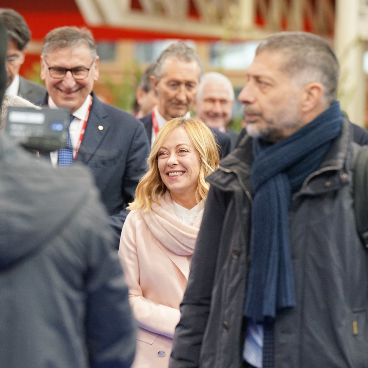 Giornata in Emilia-Romagna per la premier @GiorgiaMeloni che, tra tappe istituzionali a Bologna e Forlì, ha dedicato una visita anche a @MarcaByBF incontrando tra gli stand espositori e insegne della DMO. @infoaefi @comunebologna @cciaa_bo @RegioneER