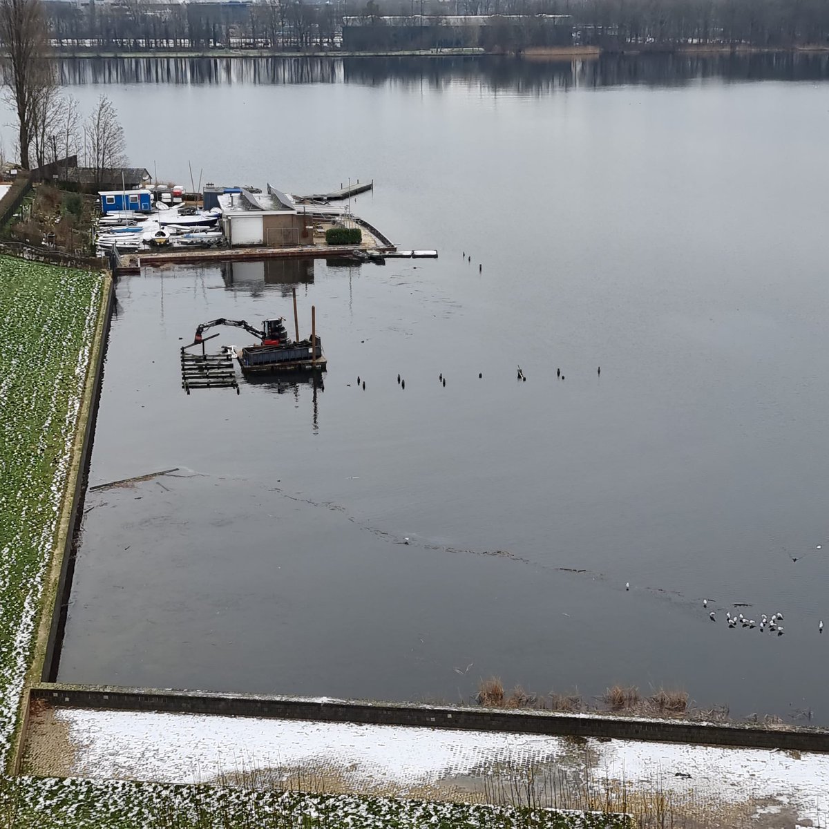 Na 60 jaar verdwijnt de hoofdsteiger op de Oosterplas. 
De oeverbescherming wordt vernieuwd en er komt een kleinere steiger terug.

Respect voor de mannen die met deze kou doorbikkelen 🥶

#mooiwerk