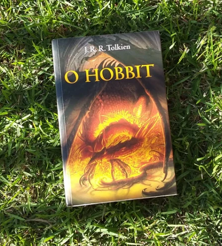 Nem pense muito. Não tente parecer descolado. Qual era seu livro favorito aos 12 anos de idade? 📖

[Passando os dedos pelos livros na biblio e me deparei c/ essa palavra q não entendi o significado. Retirei da estante e fui completamente fisgada pela capa. Um caminho sem volta.]