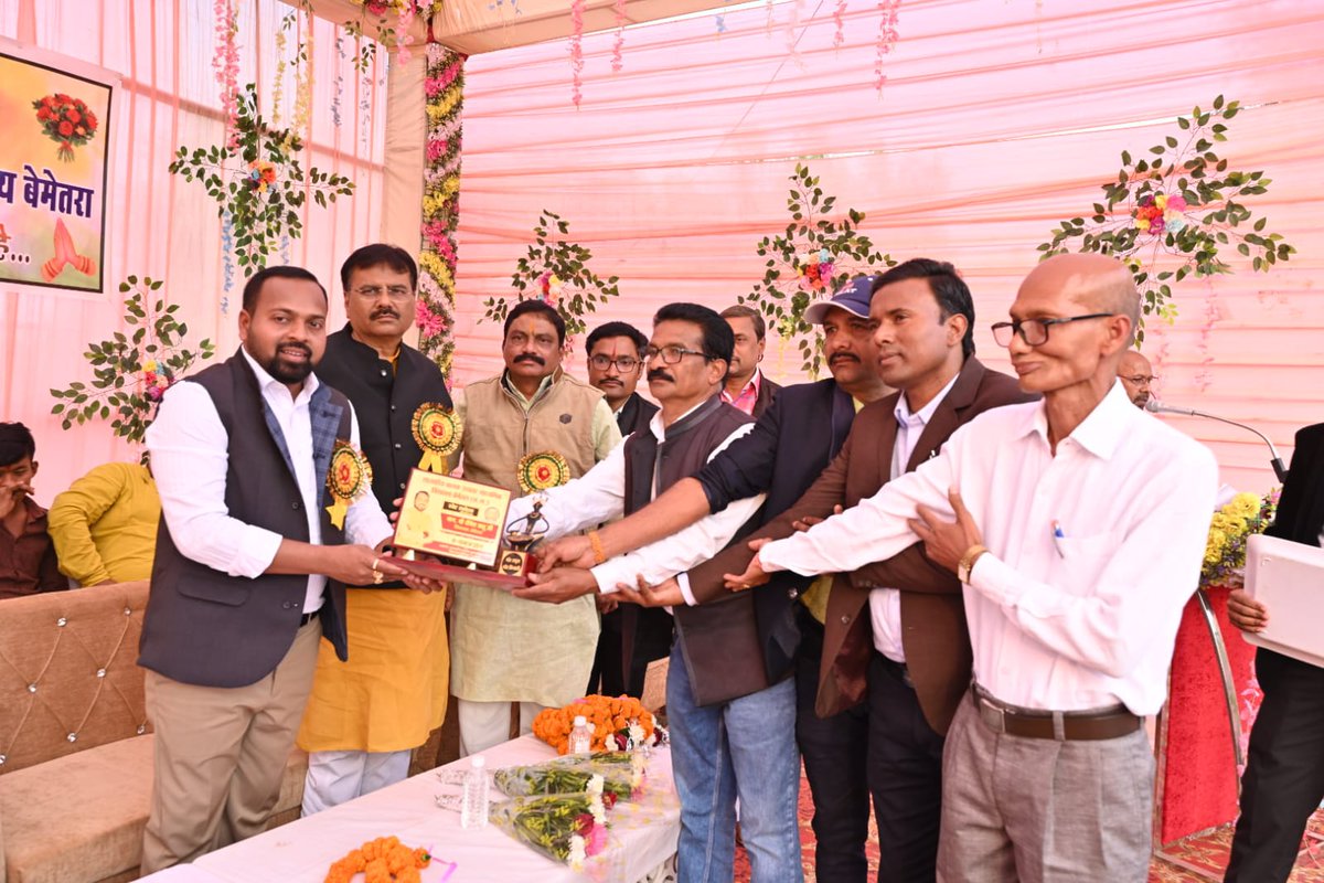 DipeshSahuBJP's tweet photo. शासकीय बालक उच्चतर माध्यमिक विद्यालय बेमेतरा द्वारा आयोजित "स्नेह सम्मेलन" में शामिल हुआ।
#mladipeshsahu #dipeshsahu #cg #MLA #bemetara #vidhayak #Dipesh https://t.co/jgKd9nP4Fl