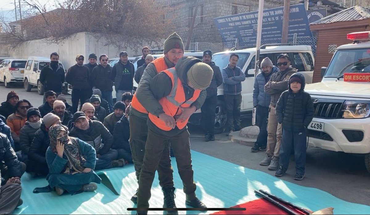 DIPR_Kargil's tweet photo. Union Territory Disaster Response Force (UTDRF) of Ladakh Police in collaboration with District Disaster Management Authority (DDMA) today organized an awareness camp at Deputy Commissioner Kargil Office premises.
@Info_Ladakh 
@ddnewsladakh https://t.co/CqyudFXmSr