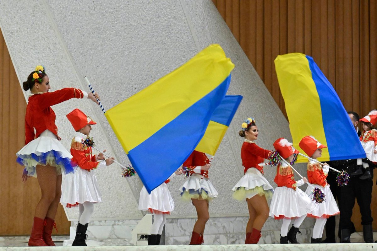 VaticanNews's tweet photo. Circus entertains perform for the Pope and the crowd attending the weekly General Audience. https://t.co/CUGiXoUlcm