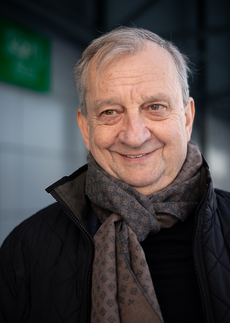 JuhaniVallikari's tweet photo. @KSNorri Mikä auto kukin #presidenttiehdokasehdokas olisi?
#Haavisto olisi laatikko-Lada jossa on tummennetut takaikkunat ja rikkinäinen kondomi vedetty pakoputkeen pärisemään.
#Harkimo olisi Range Rover. Selviää kaikkialla. Elitistinen mutta maanläheinen. 1/x https://t.co/VhczV41c4J