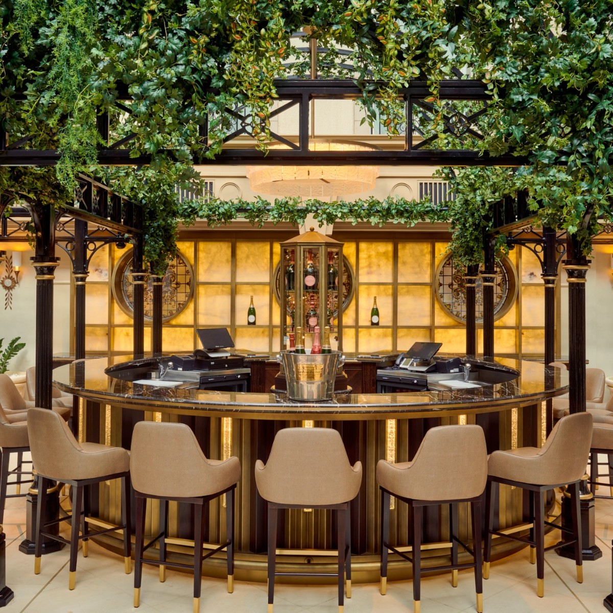 Tucked away under a botanic horizon, uncover the bustling Champagne Bar in our oasis of luxury 🍾 Join us for a Champagne infused soirée served up with Caviar tastings, coastal-inspired delicacies and echoes of live piano. #TheLandmarkLondon #LHWTraveler #Champagne