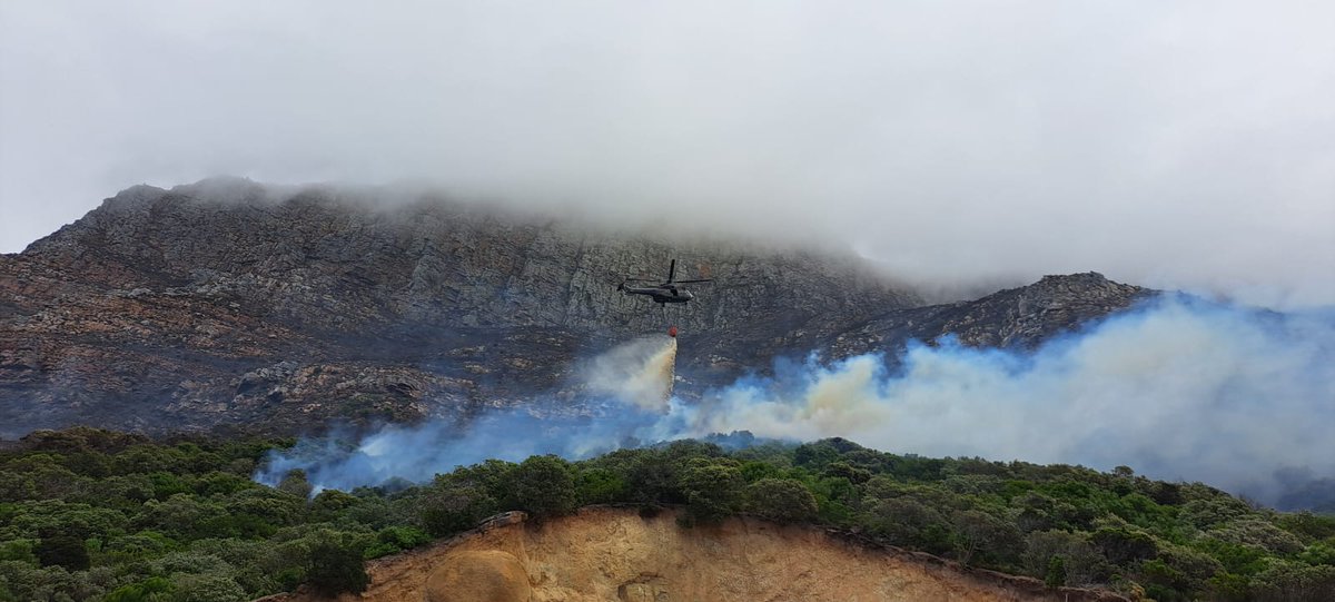 _ArriveAlive's tweet photo. SA Air Force crews praised for firefighting efforts https://t.co/aLIFQEREQi
#ArriveAlive #FirefightingEfforts @SANDF_ZA @BurnshieldZA https://t.co/hmiSpxYnYM