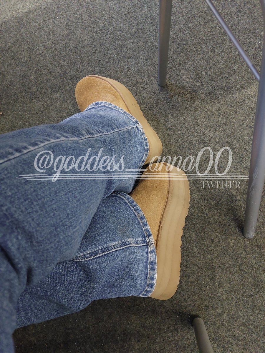 nach einer kleinen Winterpause geht der Bib-Alltag wieder los📚
Aber gibt es einen besseren Ausgleich zum lernen als ein paar Loser auszunehmen und zu demütigen?🥰 wenn das hündchen brav ist darf es vielleicht auch an meinen UGGs schnüffeln🐕

findom • geldherrin • fußsklave