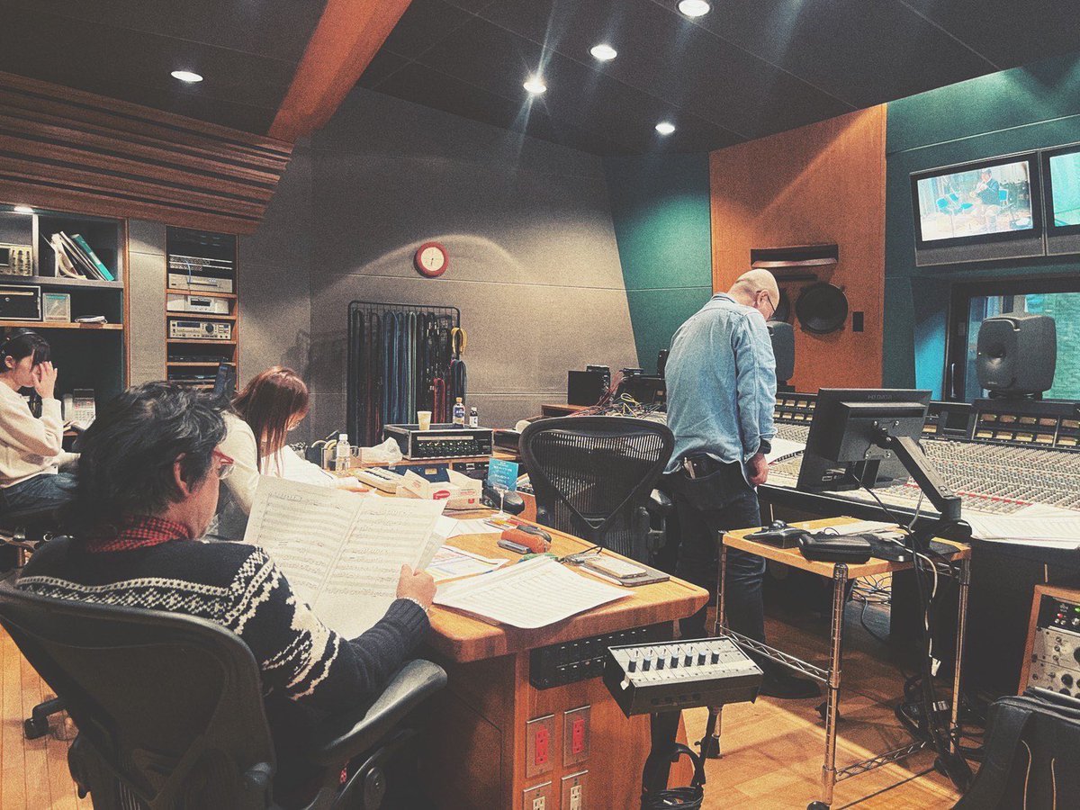 hakubo_drama's tweet photo. 「#白暮のクロニクル」こぼれ話

劇伴の収録風景をお届け🎼🎻

音楽担当 #富貴晴美 さん指揮の元、
白暮の世界観が見事に表現された素晴らしい楽曲が生演奏で響き渡り一同感動🥹
早く皆様と分かち合いたいです👂

更新が滞ってしまい申し訳ございませんでした！
本日から毎日投稿致します✨

ヒロセＰ https://t.co/NnuT2N3MyN