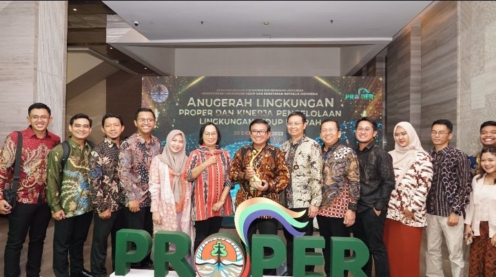 arkadia1710's tweet photo. Petrokimia Gresik kembali mendapatkan penghargaan PROPER EMAS nih

#PROPEREMAS
#PetrokimiaGresik
#SolusiAgroindustri https://t.co/ghwTzahBKl