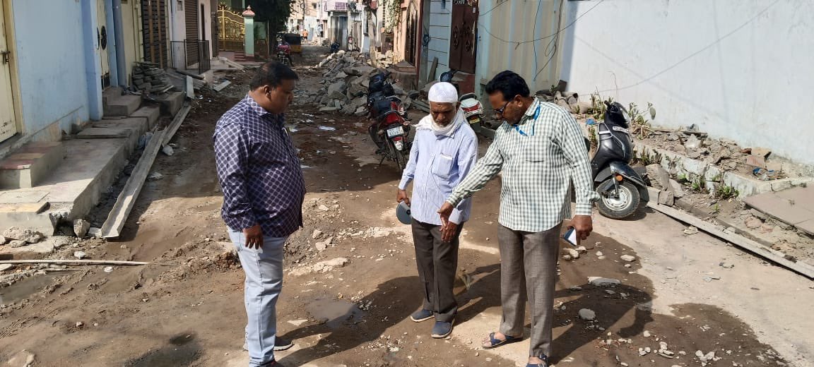 AimimBadaruddin's tweet photo. On the instructions Of Br @asadowaisi Sb &amp; MLA @kausarmohiuddin Sb Mohd Ameeruddin along with HMWSSB officials Sajid sb Inspected New Sewage pipeline work in 9 mahal Golconda on this occasion Primary unit president &amp; other residents were seen. https://t.co/LRV1Nh6RAz