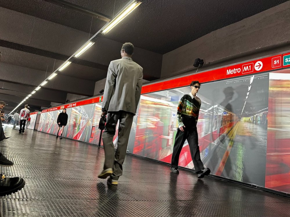 wwd_jp's tweet image. 【#WWDJAPANメンズコレ取材】「#MSGM」は地下鉄のポルタ・ヴェネツィア駅をジャックしてショーを開催しました。手すりの湾曲した形状や、駅構内を飾る直線的なラインがモチーフとして登場。グーグルとコラボし、鮮やかな画像をプリントしたアイテムも披露しました。wwdjapan.com/articles/17249…