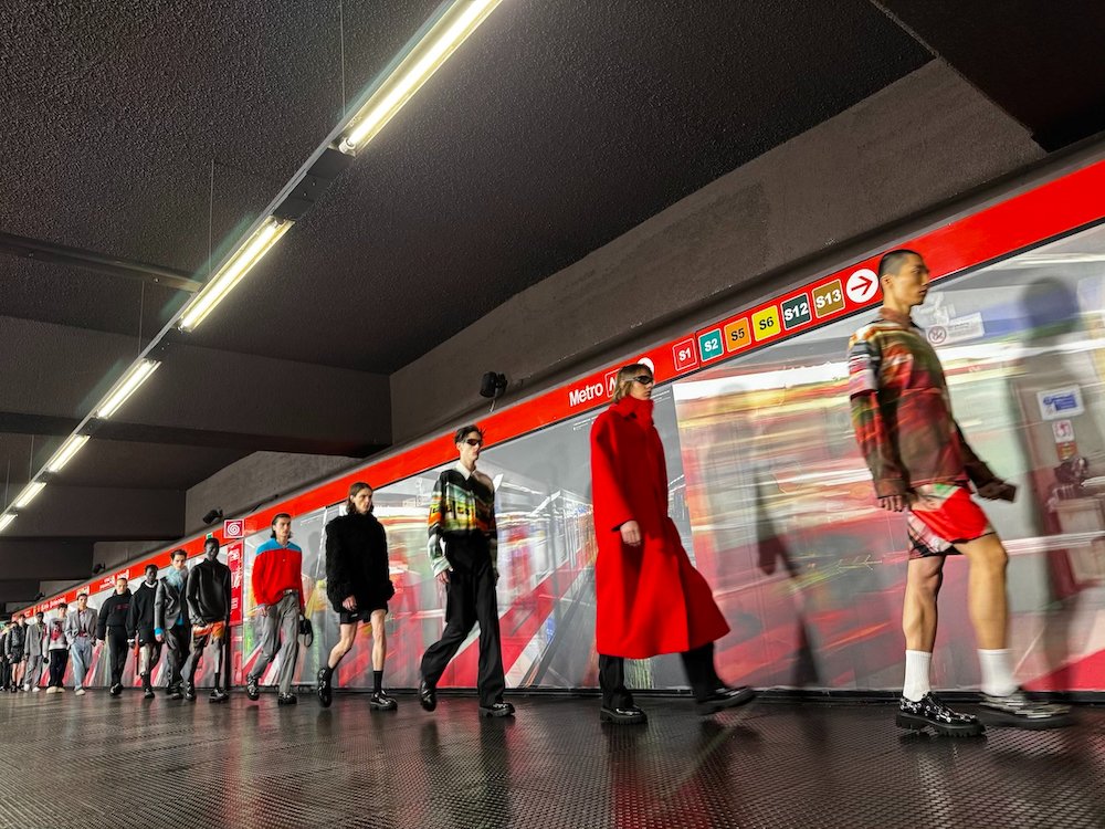 wwd_jp's tweet image. 【#WWDJAPANメンズコレ取材】「#MSGM」は地下鉄のポルタ・ヴェネツィア駅をジャックしてショーを開催しました。手すりの湾曲した形状や、駅構内を飾る直線的なラインがモチーフとして登場。グーグルとコラボし、鮮やかな画像をプリントしたアイテムも披露しました。wwdjapan.com/articles/17249…