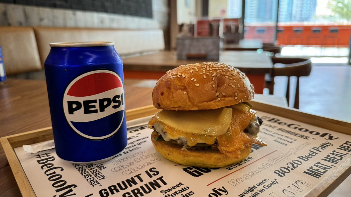 chuntk4's tweet photo. The GOOFY COW BURGER🍔

アメリカンチーズバーガー
ペプシコーラ🥤

#Dubai
#BEGOOFY https://t.co/Tal7i4sUV8
