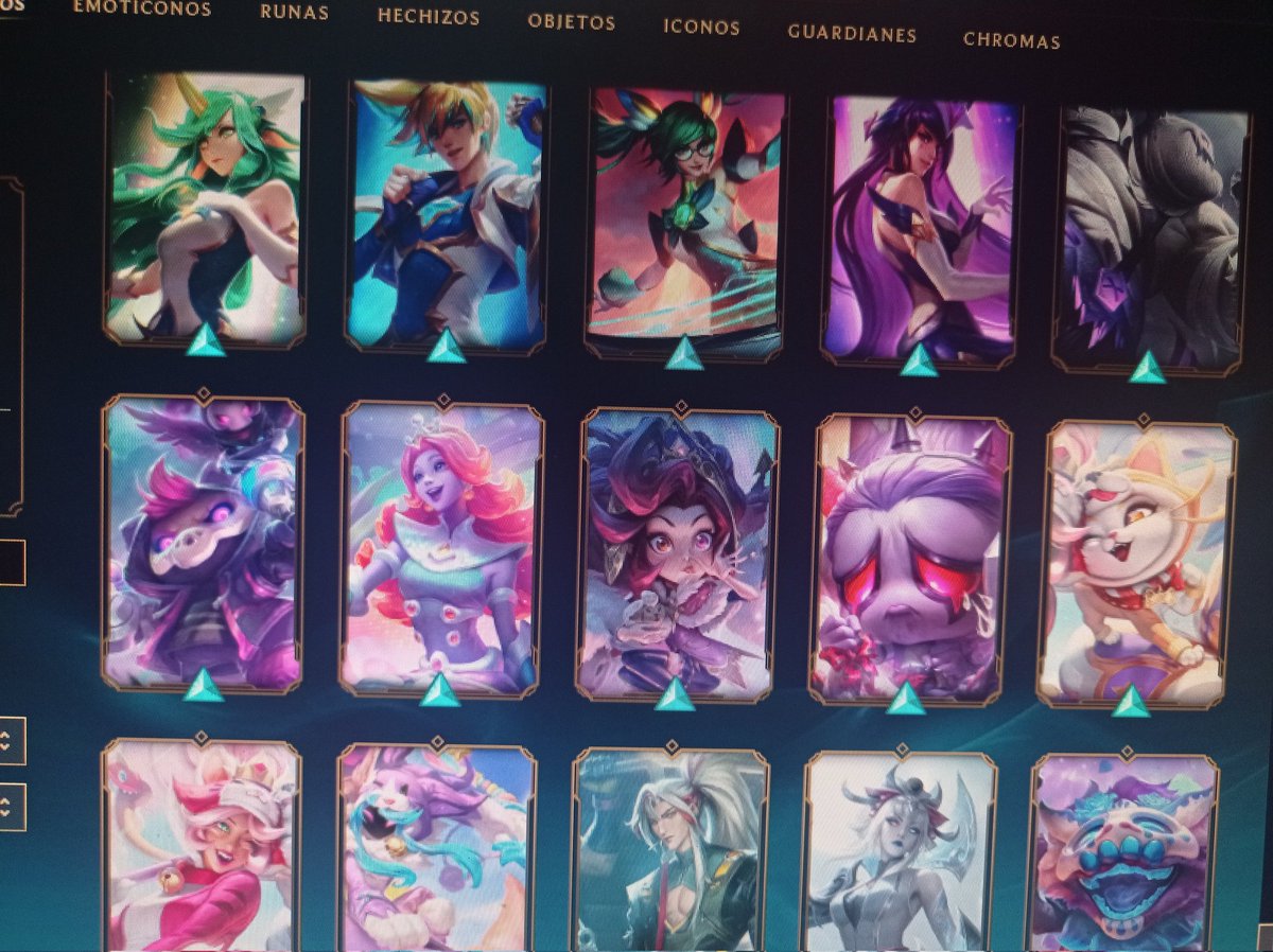 lazatrix's tweet photo. Estoy muy feliz con uno de mis perritos, estando yo inactiva, ayer me hizo un tributo  de 300 euros en RP en el lol para comprarme  las skins que queria y me merezco 🥰✨ aprended cerdos asquerosos a ver si os aplicáis el cuento y aunque esté inactiva me hacéis regalitos 💸 https://t.co/Pq6YT2S8xk