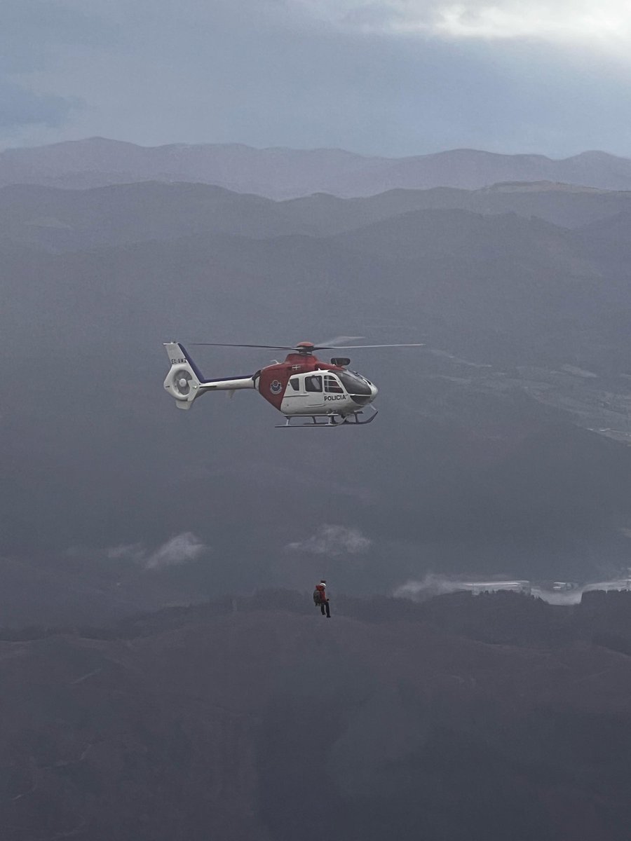 Ayer, rescate de persona precipitada por la ladera del monte Udalaitz. Trabajo conjunto con <a href="/BomberosEuskadi/">Bomberos Euskadi</a> y traspaso a recurso de <a href="/osakidetzaEJGV/">Osakidetza</a>

Atzo Udalaitz mendian istripua jasan zuen mendizale bat erreskatatu genuen.