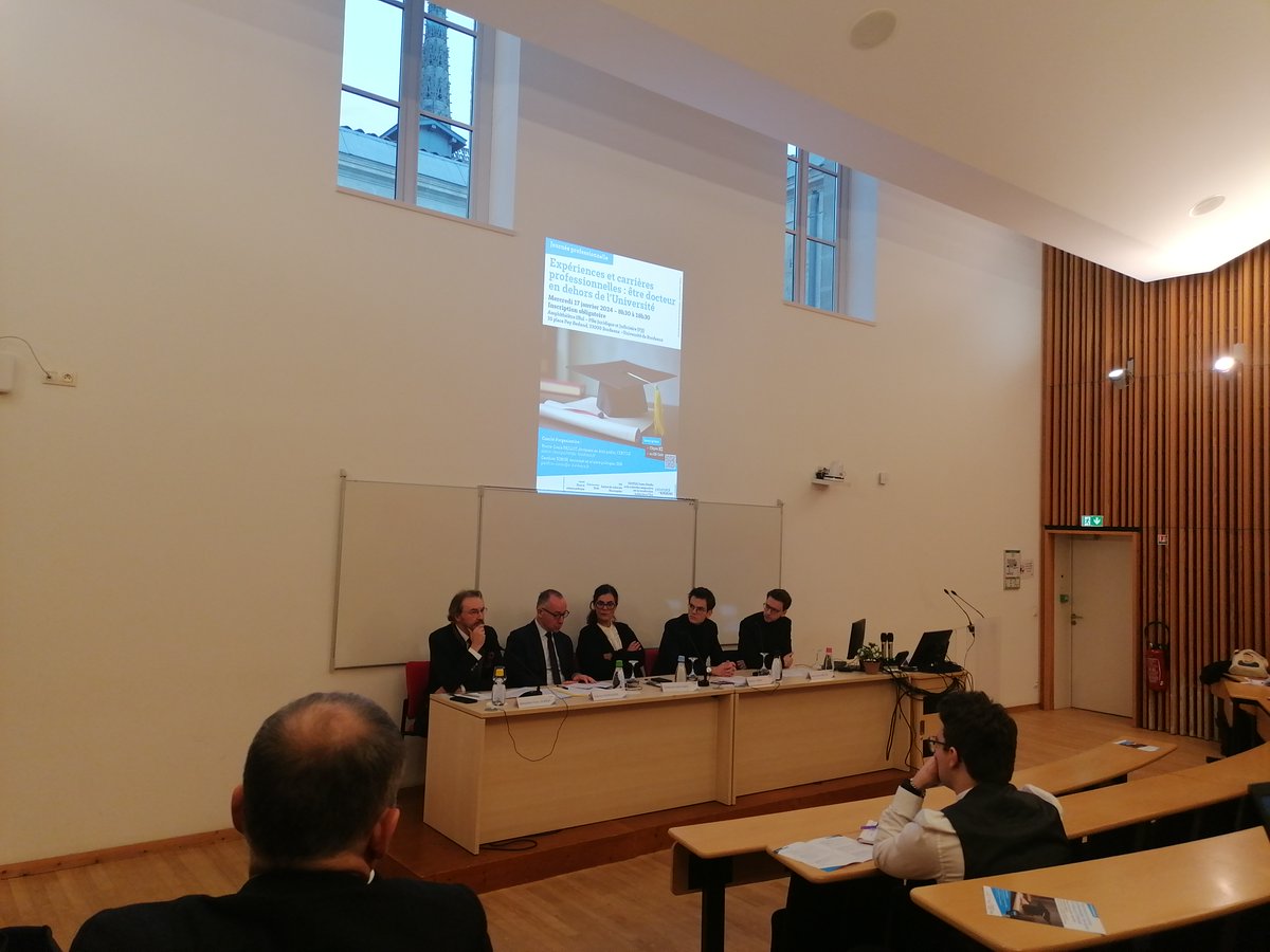 Ouverture de la journée pro "Expériences et carrières professionnelles : être docteur en dehors de l’Université" par <a href="/gauthiercathe/">Catherine Gauthier</a>, Fabrice Hourquebie, <a href="/SyLcyber/">Sébastien-Yves Laurent</a> ainsi que par @GaugauSimon et <a href="/PlPllt/">Pierre-Louis Paillot</a>, les organisateurs.
Rdv toute la journée au PJJ pour participer aux échanges !