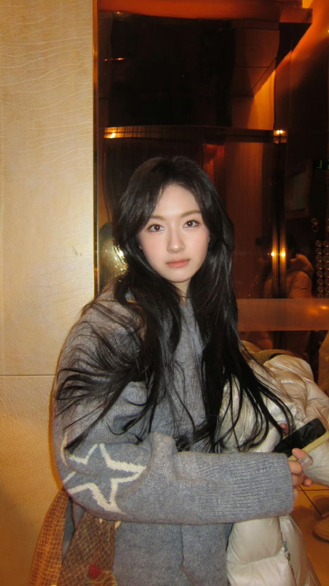 oyoe_niudi's tweet photo. [24/01/16] 🦋 Li Landi Official update! 2/2

" 🎞️ #迪哒三两声 
Today's stock delivery 📦
Bee yay on the way to work ✌️
A shot of lilandi's first long hair moment of the new year 📸 "

#LiLandi #李兰迪 #이란적 #หลี่หลานตี๋ #LandyLi #LiDahe #XiaoLan #thestarrylove https://t.co/xEQcM8dltZ
