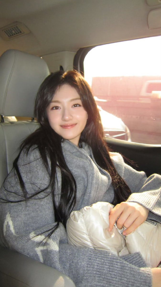 oyoe_niudi's tweet photo. [24/01/16] 🦋 Li Landi Official update! 2/2

" 🎞️ #迪哒三两声 
Today's stock delivery 📦
Bee yay on the way to work ✌️
A shot of lilandi's first long hair moment of the new year 📸 "

#LiLandi #李兰迪 #이란적 #หลี่หลานตี๋ #LandyLi #LiDahe #XiaoLan #thestarrylove https://t.co/xEQcM8dltZ