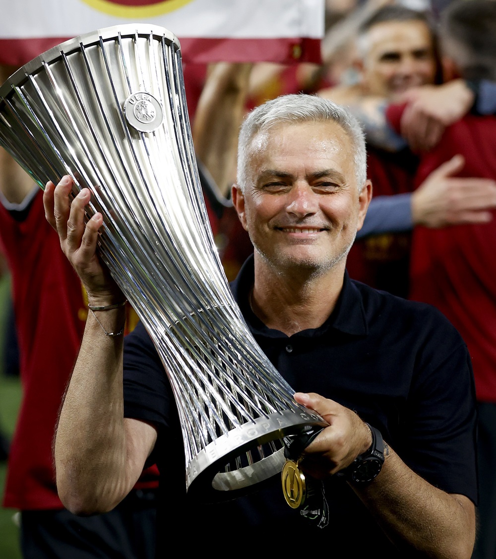 LMDFoot_'s tweet photo. ❌ Chelsea n’avait plus gagné la Premier League depuis 50 ans
🏆 José Mourinho l’a remporté avec Chelsea

❌ L'Inter Milan n’avait plus gagné la Ligue des Champions depuis 45 ans
🏆 José Mourinho l’a remporté avec l'Inter

❌ Le Real Madrid n'avait plus gagné la Coupe du Roi depuis 22 ans
🏆 José Mourinho l’a remporté avec le Real

❌ Manchester United n’avait plus gagné de Coupe d'Europe depuis 9 ans
🏆 José Mourinho a remporté l'Europa League avec Manchester

❌ La Roma n’avait jamais gagné de Coupe d'Europe dans son histoire
🏆 José Mourinho a remporté la Conference League la première année
⏳ Il emmène la Roma en finale de l'Europa League la deuxième année

➡ 6 finales européennes
🏆 5 victoires

✅ Premier coach de l'histoire à remporter toutes les Coupes d'Europe
✅ Premier coach de l'histoire à remporter un trophée européen avec 4 clubs différents

Mettez du respect sur le nom de Mourinho 👏❤️