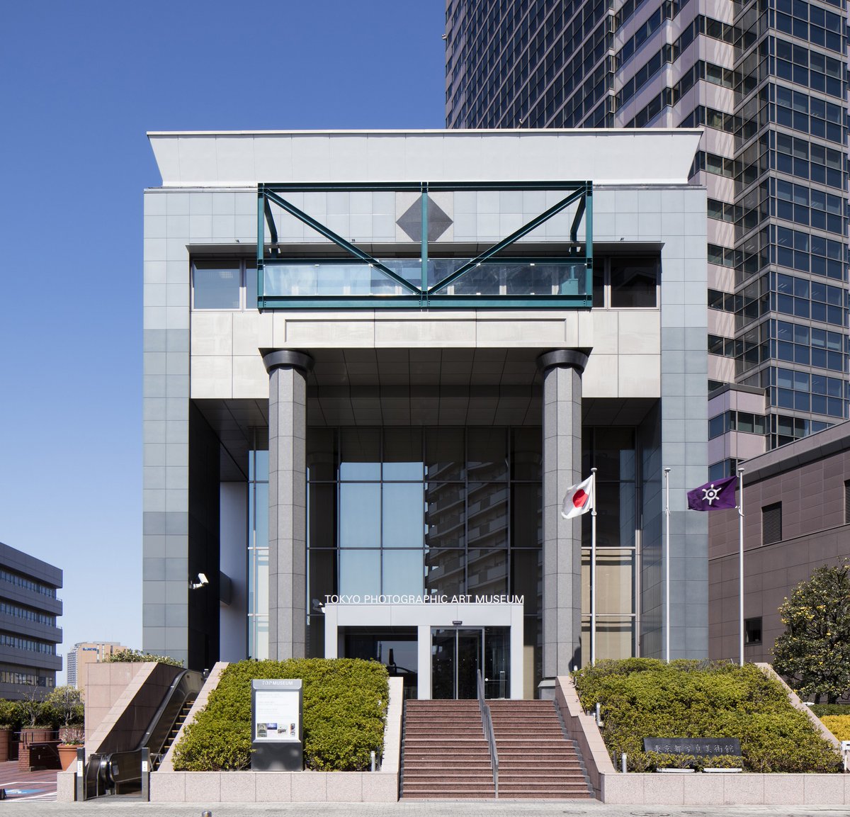 topmuseum's tweet image. 【開館記念日のお知らせ】
1/21(日)は当館の開館記念日。「即興 ホンマタカシ」「見るまえに跳べ 日本の新進作家 vol.20」を無料でご鑑賞いただけます。当日は、2展示ともに展示最終日のため、ご来場は早い時間帯がおすすめです。みなさまのご来館をお待ちしております。 topmuseum.jp/contents/new_i…