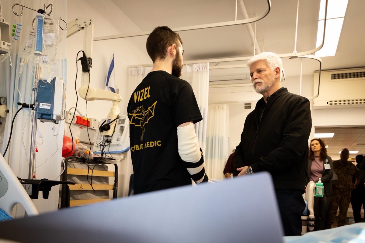 prezidentpavel's tweet photo. Rád jsem vyhověl přání, abych navštívil vojáky zraněné v bojích. Potkali jsme se i s jejich rodinami v nemocnici v Tel Avivu. Mezi nimi byl také herec ze seriálu Fauda Idan Amedi, který byl povolán a raněn. https://t.co/1wTJWVYqkg