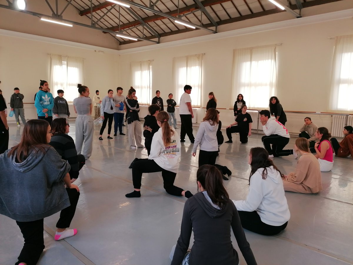 iesvp's tweet photo. Nuestro alumnado del #BachArtesEscénicas sigue ensayando en @CDanzaZGZ para el espectáculo #Plástico #DistritoDanza que se celebrará en el
@TeatroZgz en abril.
@cpmariadeavila
@RedEvolucionAr
@InnovaEducAr
@periodicoaragon
@HeraldoEscolar
#elVirgentienearte #elVirgendejahuella https://t.co/2be4uiq1jB