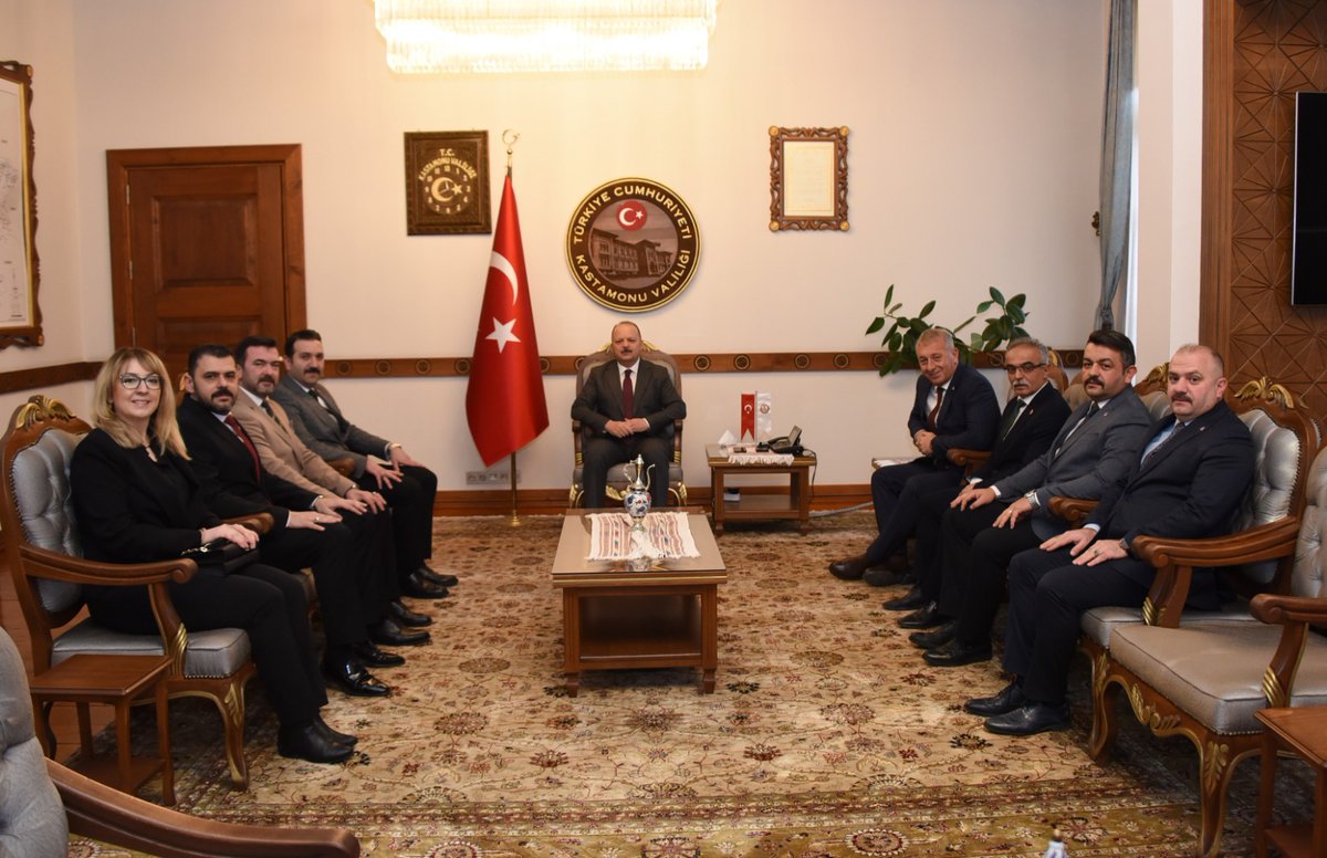 MHP Kastamonu İl Başkanı Emre Şahin, MHP Kastamonu Belediye Başkan Adayı Yüksel Aydın, MHP Merkez İlçe Başkanı Hüseyin Kapulu ve yönetim kurulu üyeleri Valimiz @MeftunDalli'yı ziyaret ettiler. Nazik ziyaretlerinden ötürü kendilerine teşekkür ediyoruz.