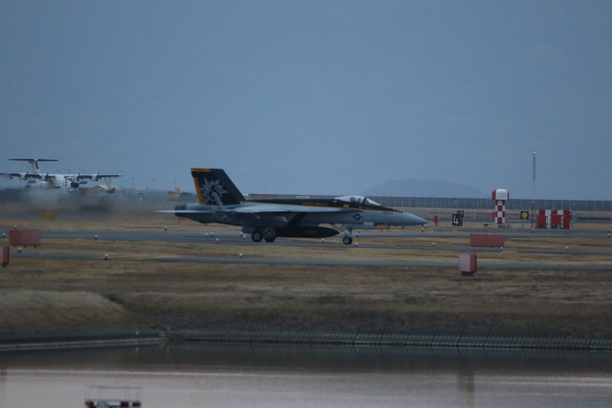 YS847's tweet photo. @1091basser 岩国に戻って来ました。
17:08 NF200 RWY02↘
#岩国基地 #VFA27 #NF200 https://t.co/3aTTnOccCT