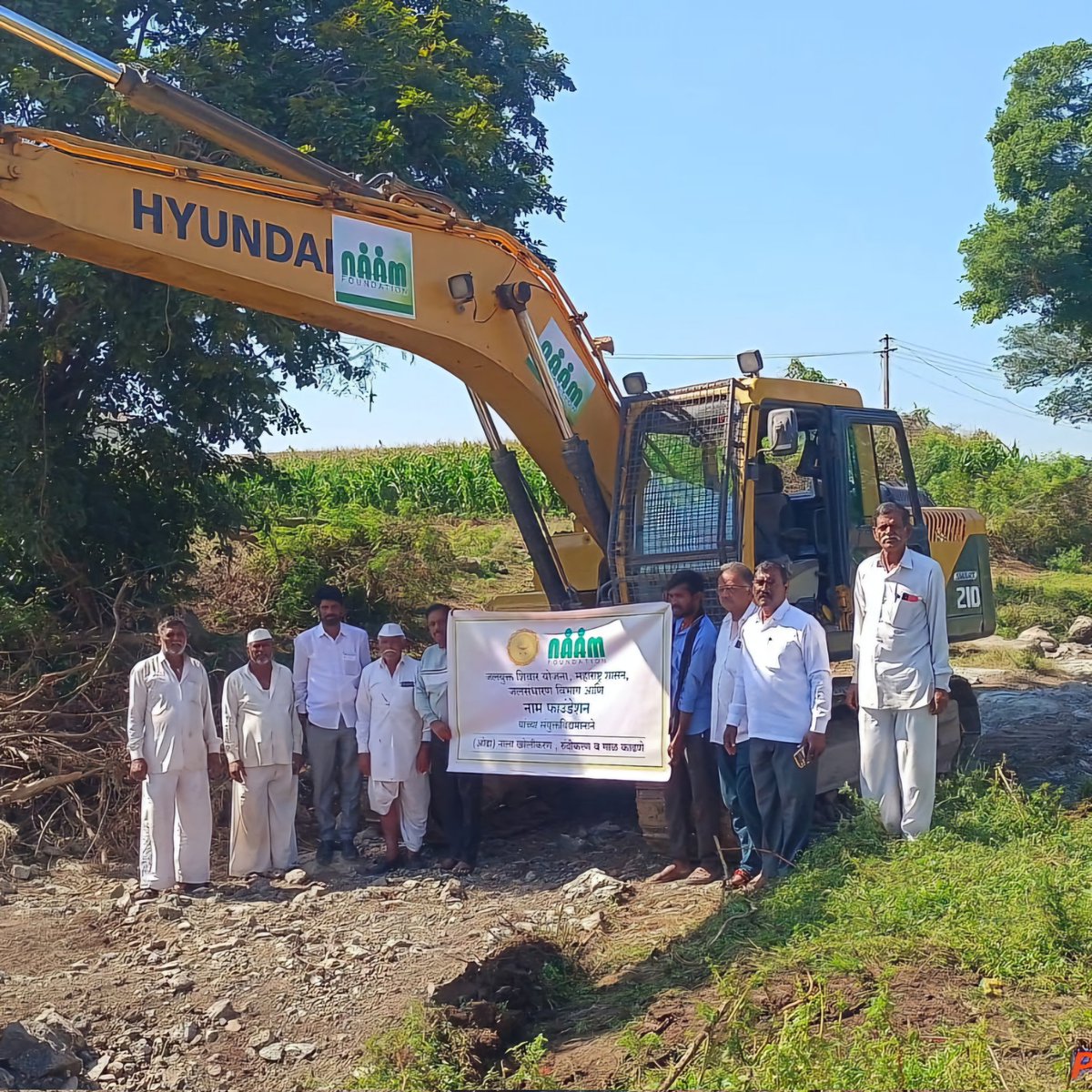 Under Government of #Maharashtra's Jalyukt Shivar Abhiyan, NAAM FOUNDATION and SOIL AND WATER CONSERVATION DEPARMENT have started the desiltation work of a 4.5 kms odha in Bhose(Khed), Pune. #NaamFoundation #waterconservation #Percolation #नाम #जलयुक्तशिवार