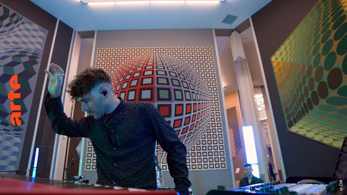 🎹 Pour 'Passengers', la Fondation @FVasarely ouvre ses portes à l’artiste #electro @Worakls. Une performance à découvrir sur @ARTEconcertFR le 23.01 à 20h et sur Youtube. #Musique @ARTEfr Le CP ➡ tinyurl.com/2wr5w6yv